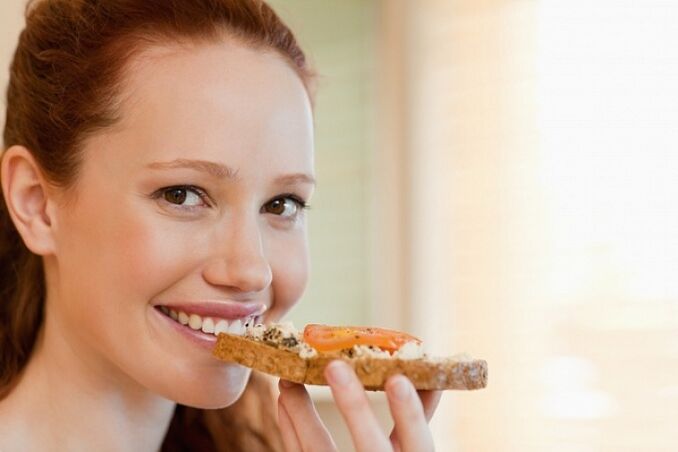Meedchen mat engem Sandwich