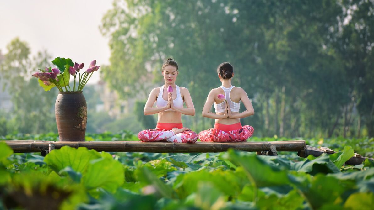 Meedercher am Lotus Pose